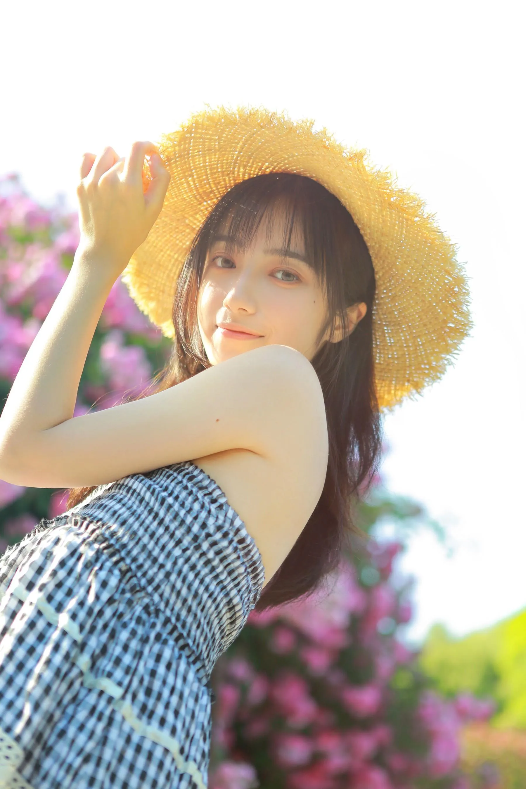 [艺图语] 2022.05.18 蔷薇迟开 月半了吧 [28P]插图1